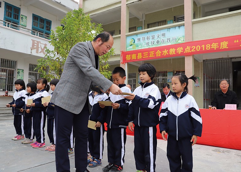 12月20日，集團(tuán)形象管理部總經(jīng)理李華代表我集團(tuán)向我集團(tuán)捐建學(xué)校的師生頒發(fā)了2018年度“三正獎(jiǎng)教助學(xué)金”，共計(jì)頒發(fā)30萬元。