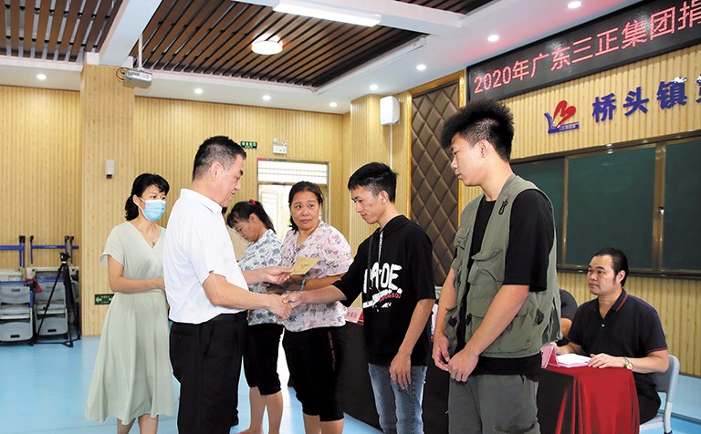 9月15日上午，我集團(tuán)在橋頭鎮(zhèn)第三小學(xué)舉行了2020年助學(xué)金發(fā)放儀式，助理總裁朱保當(dāng)代表我集團(tuán)向23名橋頭籍困難家庭大學(xué)生發(fā)放了17.8萬元助學(xué)金。這是我集團(tuán)連續(xù)第12年資助橋頭籍困難家庭大學(xué)生完成大
