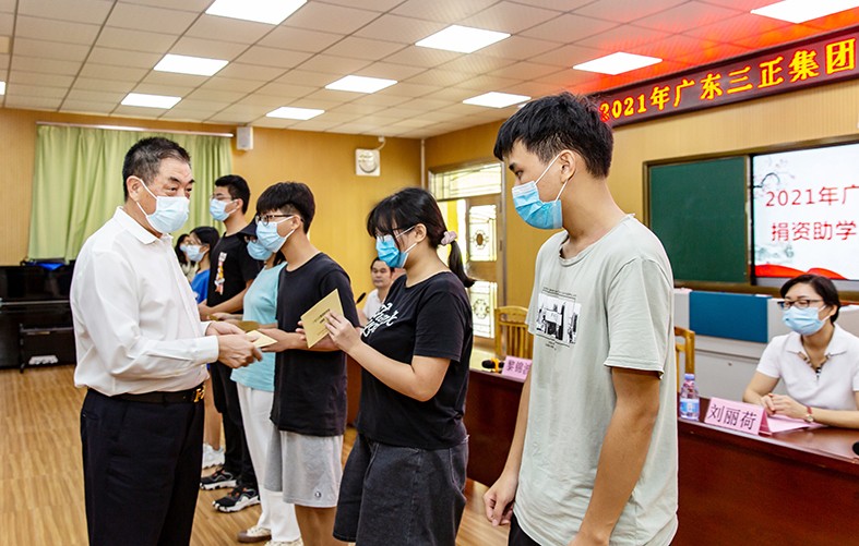 8月27日上午，我集團(tuán)在橋頭鎮(zhèn)第二小學(xué)舉行了2021年助學(xué)金發(fā)放儀式，向23名橋頭籍困難家庭大學(xué)生發(fā)放助學(xué)金17.56萬元。這是我集團(tuán)連續(xù)第13年資助橋頭籍困難家庭大學(xué)生完成大學(xué)學(xué)業(yè)。橋頭鎮(zhèn)三級(jí)調(diào)研員