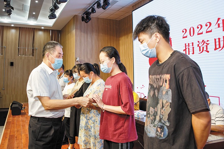 8月29日，我集團(tuán)在橋頭鎮(zhèn)中心小學(xué)舉行了2022年捐資助學(xué)金發(fā)放儀式，向22名橋頭籍困難家庭在讀大學(xué)生發(fā)放助學(xué)金16.88萬元。