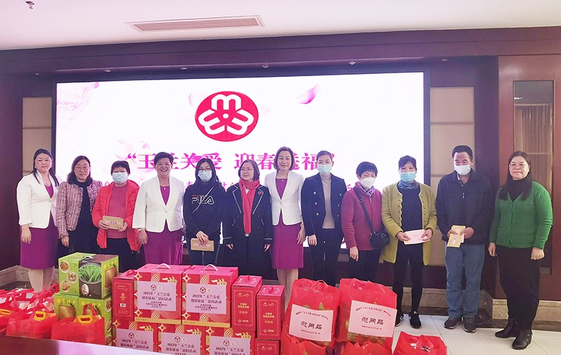 1月19日，東莞市婦聯(lián)及福利會(huì)組織開展了“玉蘭關(guān)愛、迎春送?！?022年春節(jié)慰問困難婦女兒童家庭”活動(dòng)，集團(tuán)培訓(xùn)中心主任劉淑芬代表我集團(tuán)參加了本次活動(dòng)，前往東莞市塘廈鎮(zhèn)、黃江鎮(zhèn)、樟木頭鎮(zhèn)，為17戶家