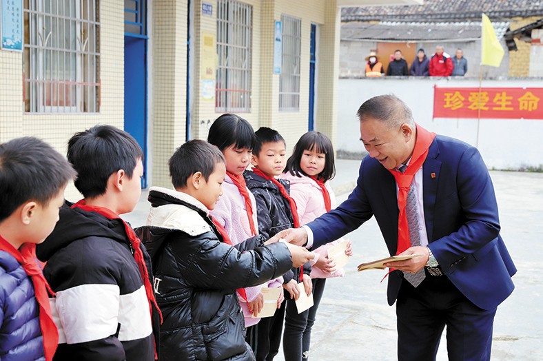 12月25日至26日，我集團(tuán)向捐建學(xué)校師生頒發(fā)“三正獎(jiǎng)教助學(xué)金”合計(jì)23.98萬元。并向三正合水小學(xué)捐贈(zèng)了價(jià)值7.5萬的多媒體教學(xué)設(shè)備，向揭陽鳳湖小學(xué)碧潭三正分校一名病重學(xué)生捐贈(zèng)1萬元助其度過難關(guān)。