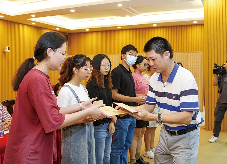 8月29日上午，“2023年廣東三正集團(tuán)捐資助學(xué)金發(fā)放儀式”在橋頭鎮(zhèn)第四小學(xué)舉行，為25名橋頭籍困難家庭在讀大學(xué)生發(fā)放助學(xué)金19.04萬元。