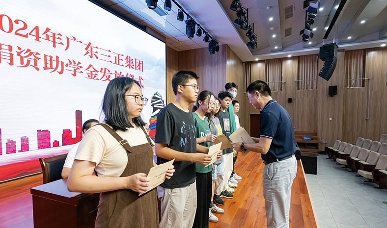 8月27日上午，我集團(tuán)2024年捐資助學(xué)金發(fā)放儀式在橋頭鎮(zhèn)中心小學(xué)舉行，董事長(zhǎng)助理莫永康代表我集團(tuán)向21名受助學(xué)生發(fā)放了助學(xué)金。