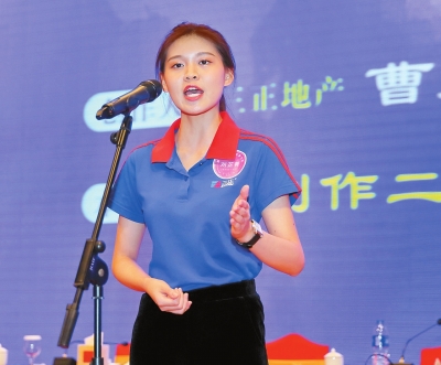 三正地產劉芷菁在三正集團24周年慶典上演繹獲獎作品《遺落的工作日志》。.jpg