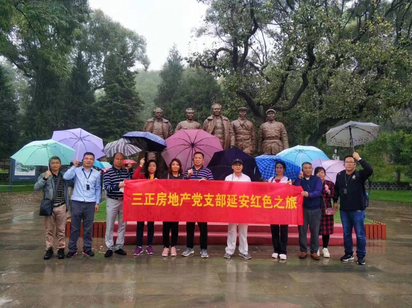 在棗園革命舊址五大書記銅像前合影留念。.jpg