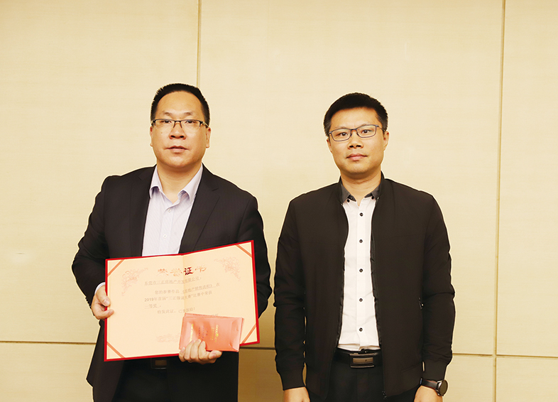 集團人力資源部副總經(jīng)理張義暉給獲獎單位代表頒獎。.jpg