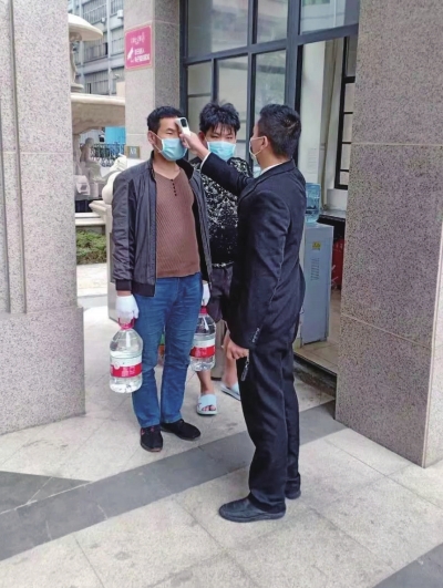測(cè)量體溫。.jpg